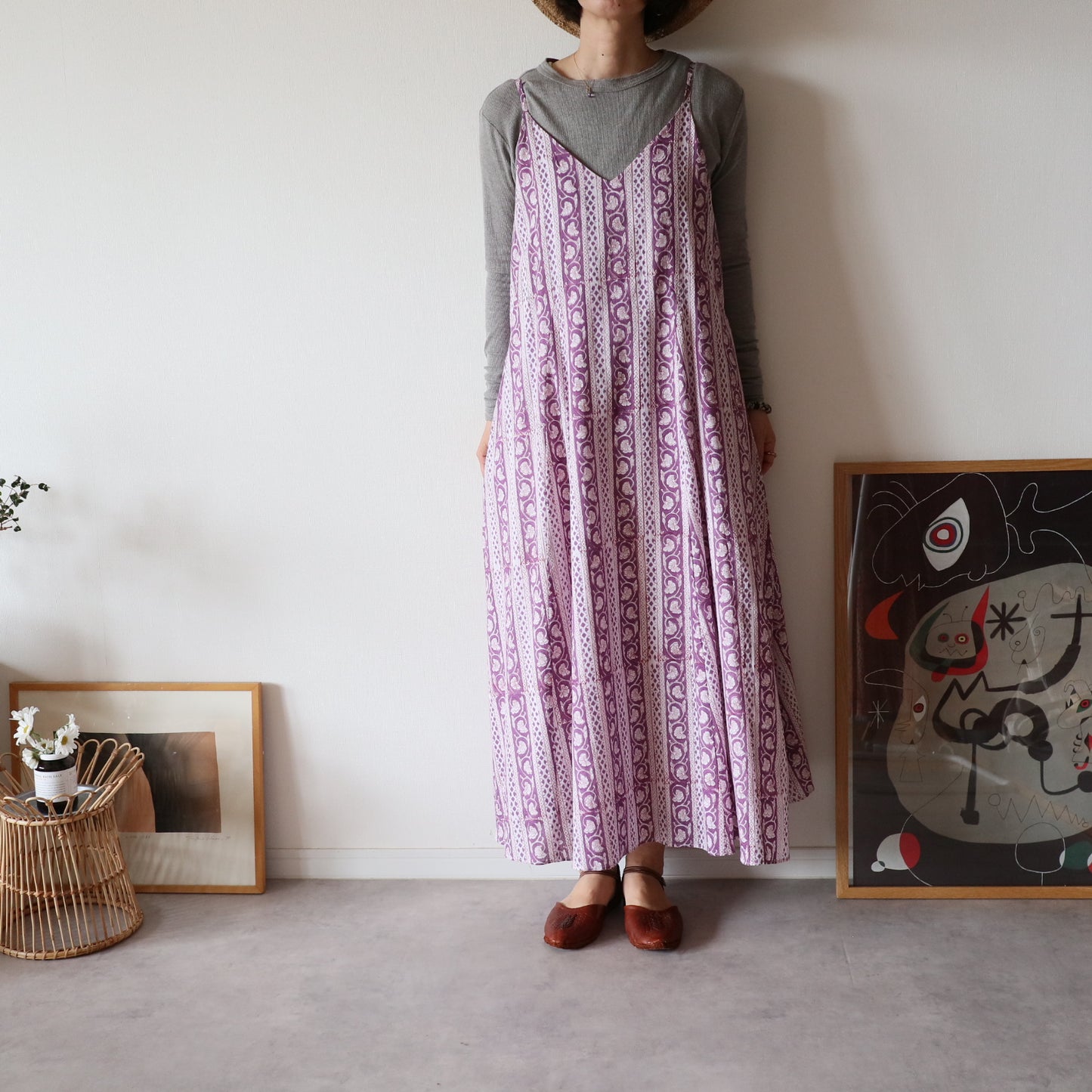 すっきりシルエットの裾ゆれフレアキャミワンピース【amethyst】