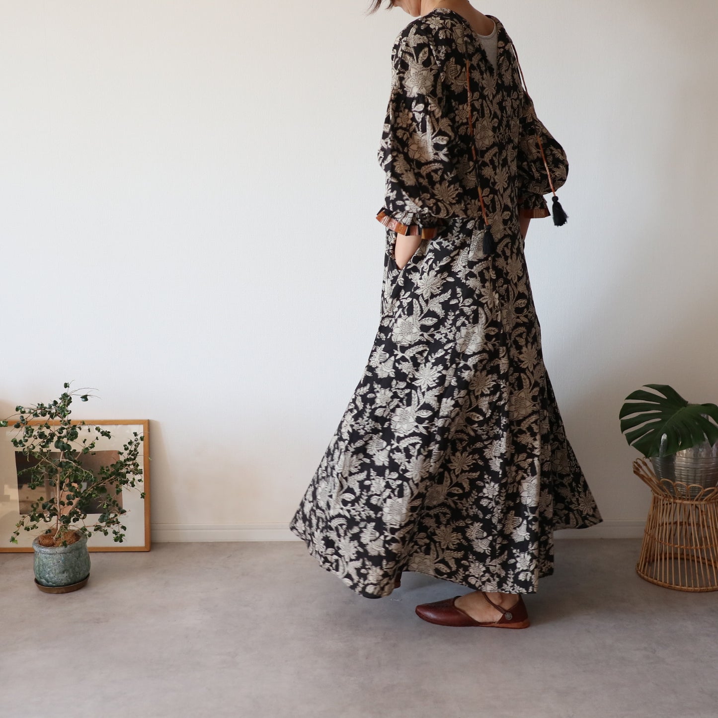 すっきりシルエットの裾揺れフレアワンピース【black】