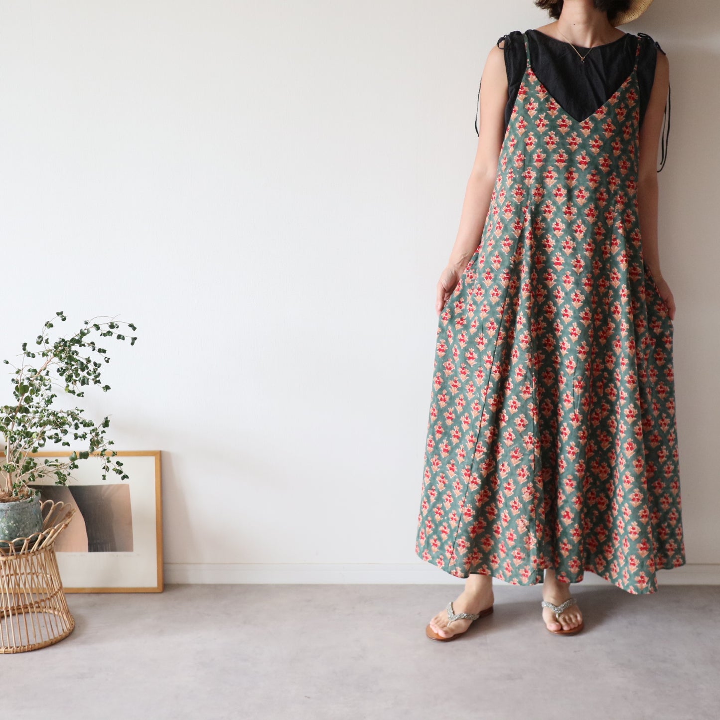 すっきりシルエットの裾ゆれフレアキャミワンピース【forest green】