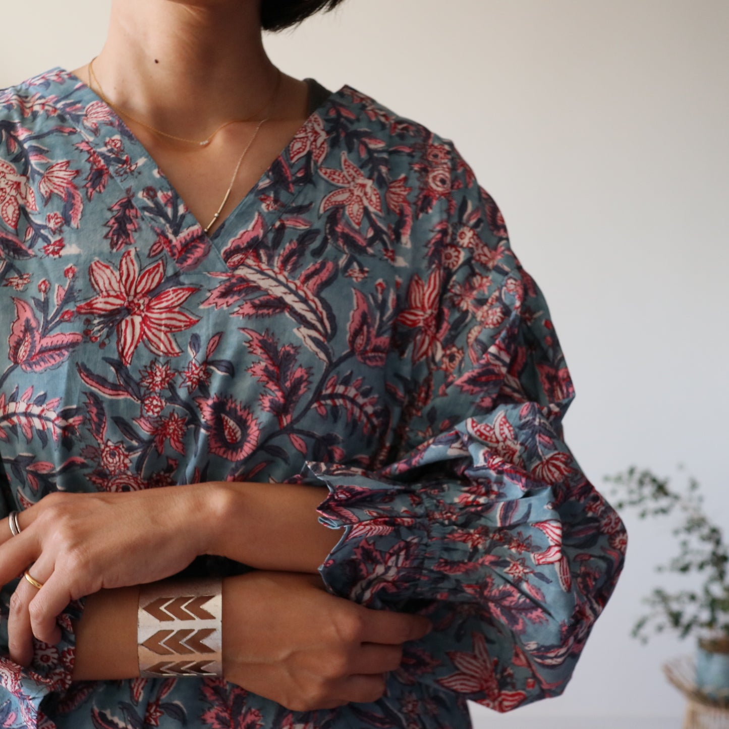 すっきりシルエットの裾揺れフレアワンピース【kusumi blue】