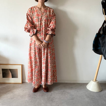 《受注》すっきりシルエットの裾揺れフレアワンピース【brown flower】