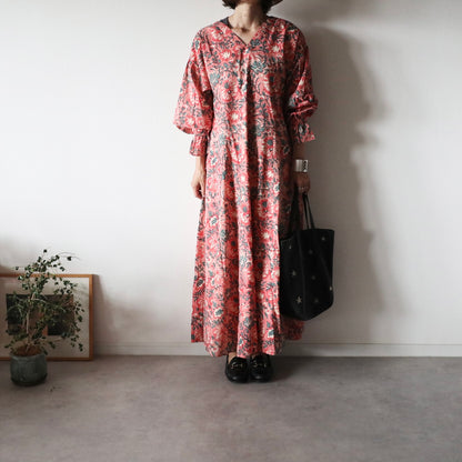 《new》すっきりシルエットの裾揺れフレアワンピース【pale red】