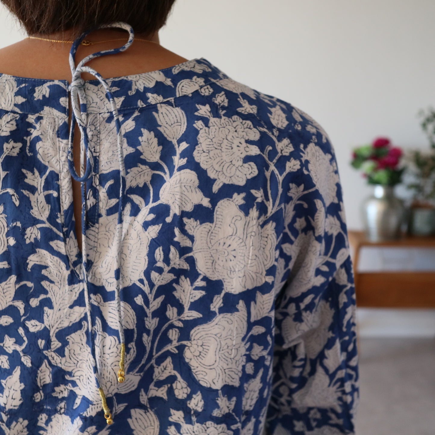 すっきりシルエットの裾揺れフレアワンピース【blue】