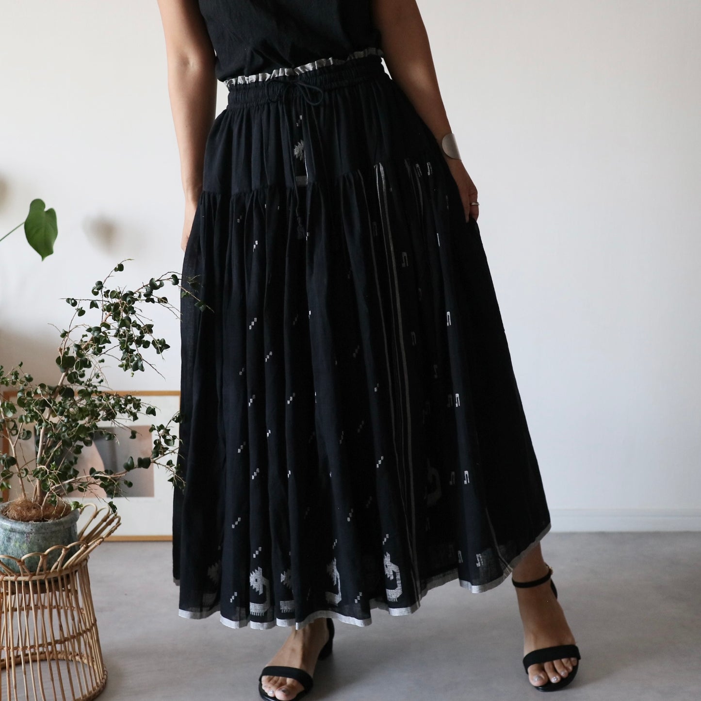 手織りジャムダニ綿の風纏うボリュームスカート【black】