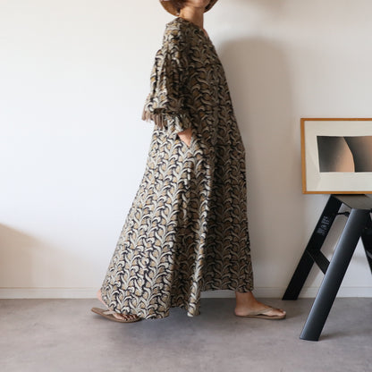 すっきりシルエットの裾揺れフレアワンピース【black＆brown】