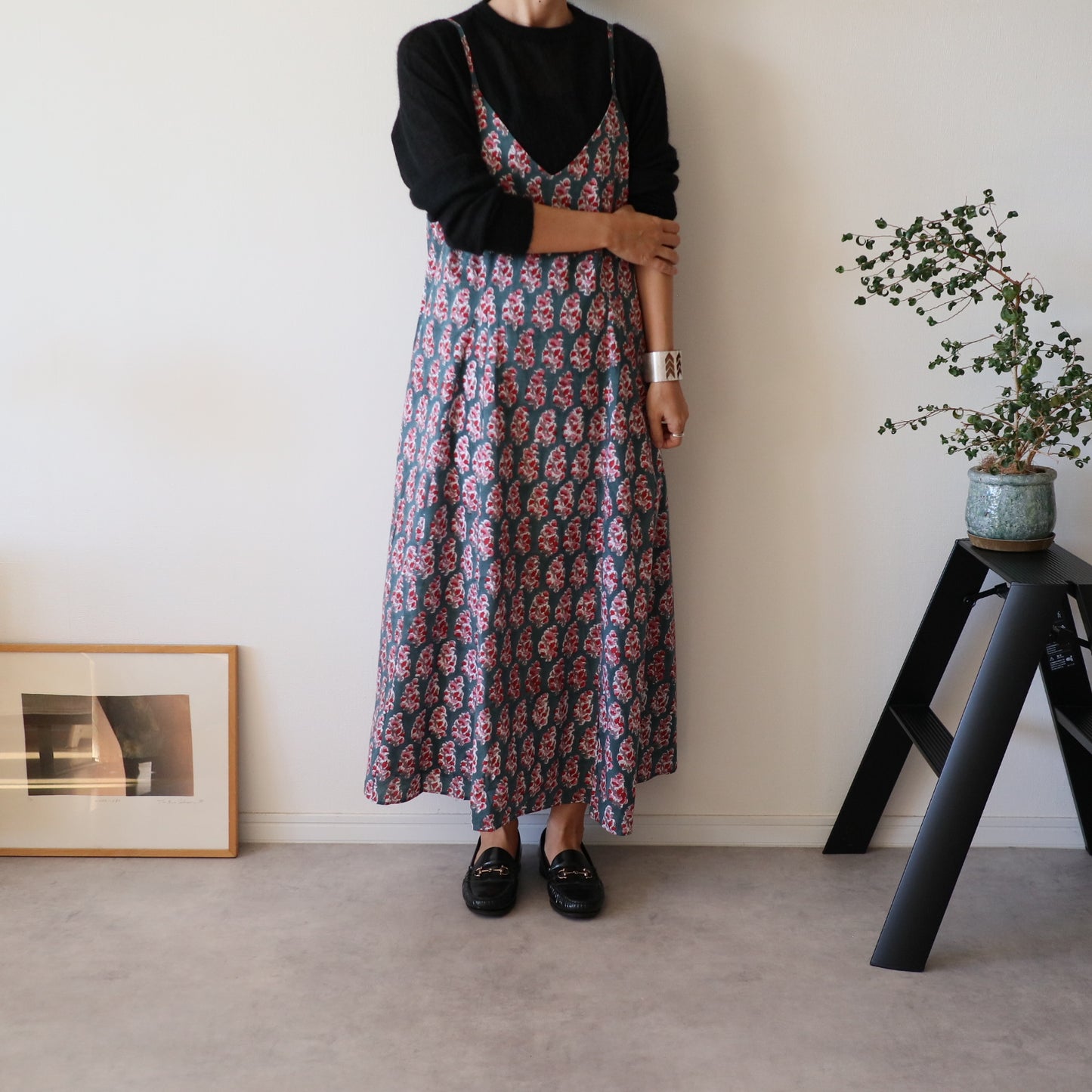 すっきりシルエットの裾ゆれフレアキャミワンピース【green】