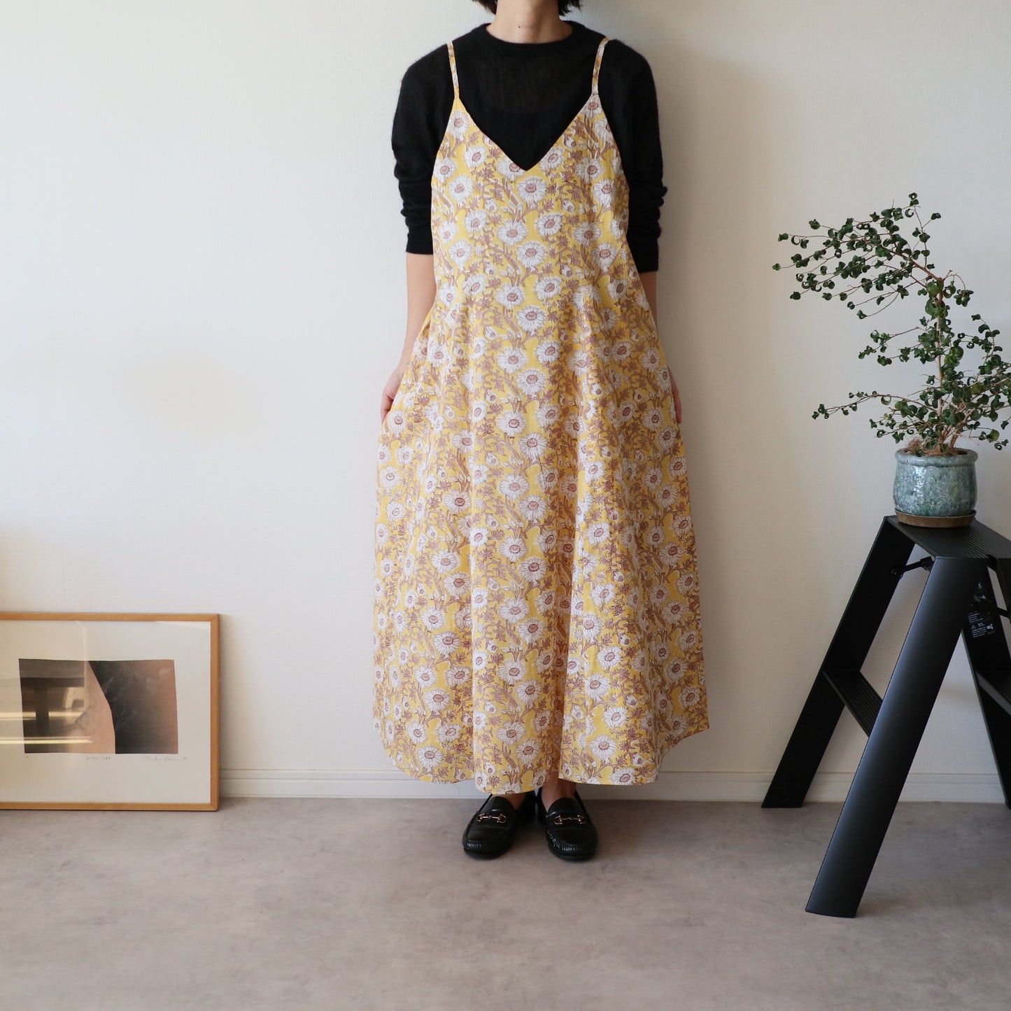 すっきりシルエットの裾ゆれフレアキャミワンピース【Yellow】