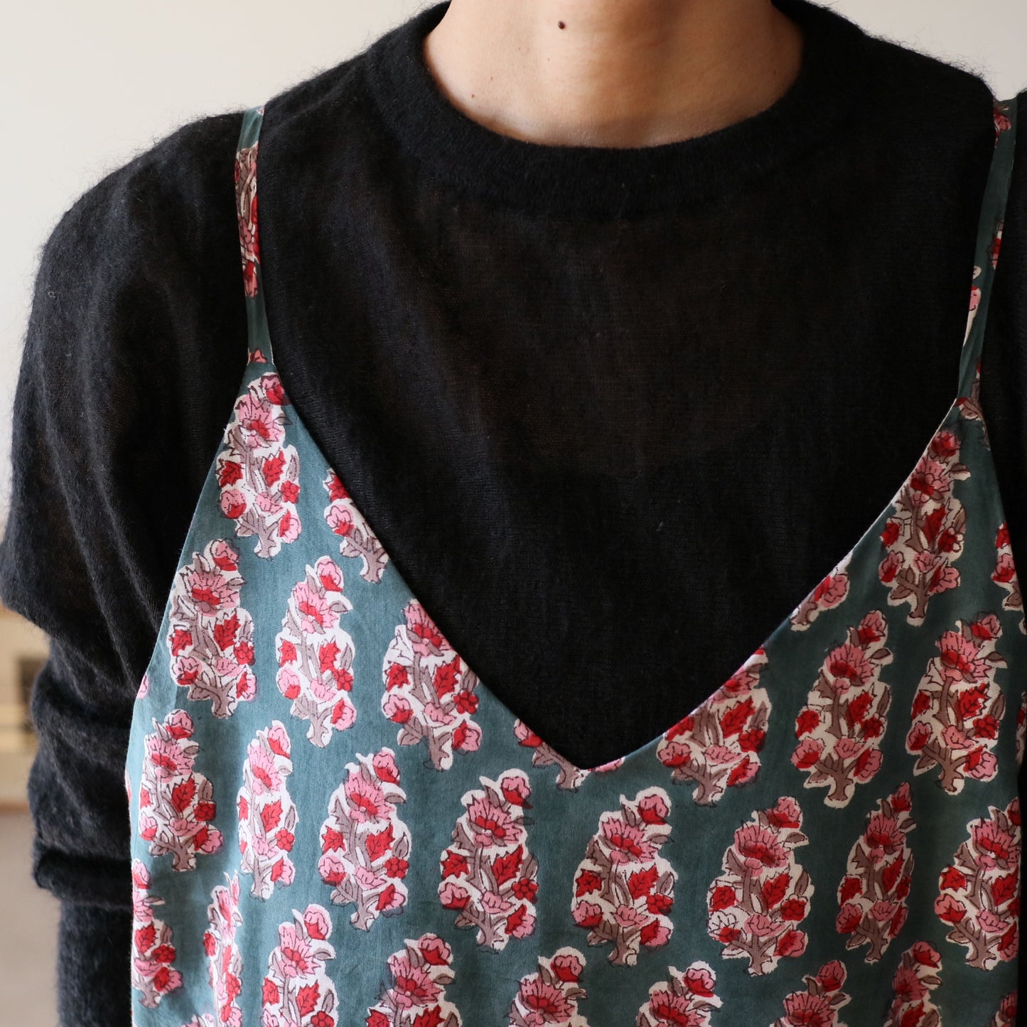 すっきりシルエットの裾ゆれフレアキャミワンピース【green】