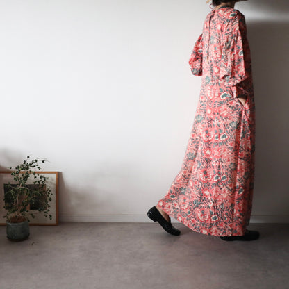 《new》すっきりシルエットの裾揺れフレアワンピース【pale red】