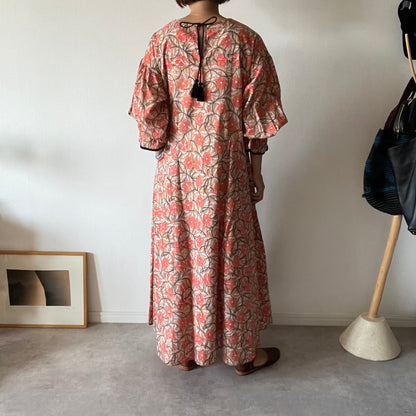 《受注》すっきりシルエットの裾揺れフレアワンピース【brown flower】