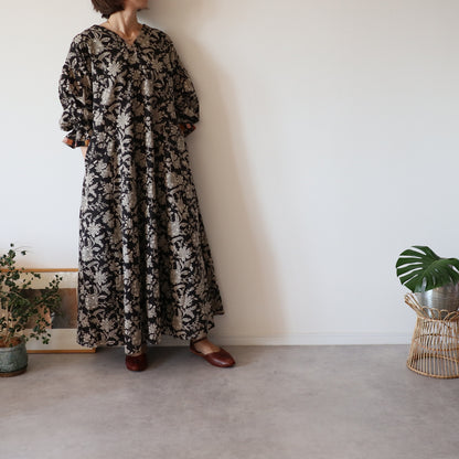 すっきりシルエットの裾揺れフレアワンピース【black】