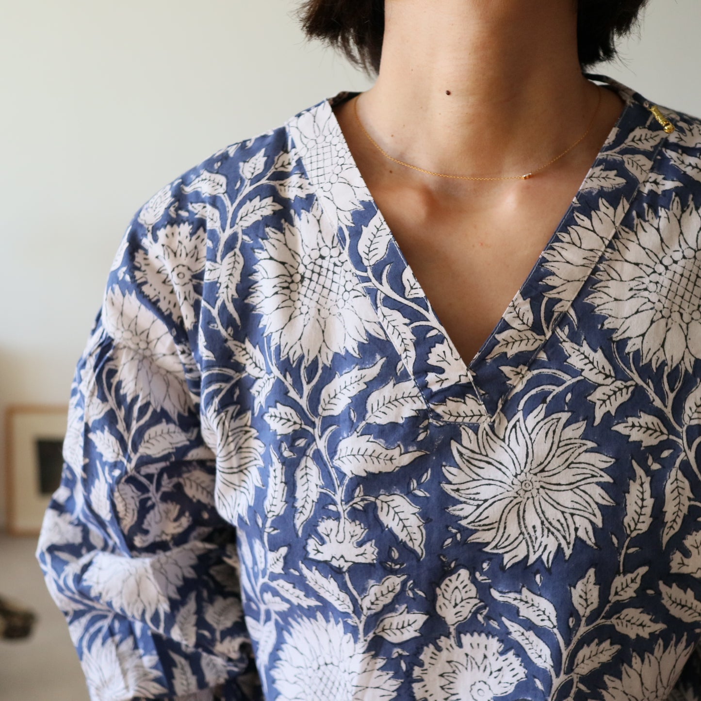 すっきりシルエットの裾揺れフレアワンピース 【blue × white flower】