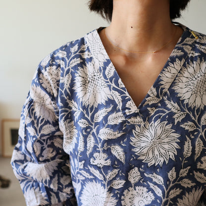 すっきりシルエットの裾揺れフレアワンピース 【blue × white flower】