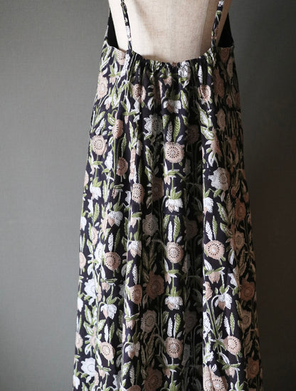 《即納》すっきりシルエットの裾ゆれフレアキャミワンピース【navy flower】