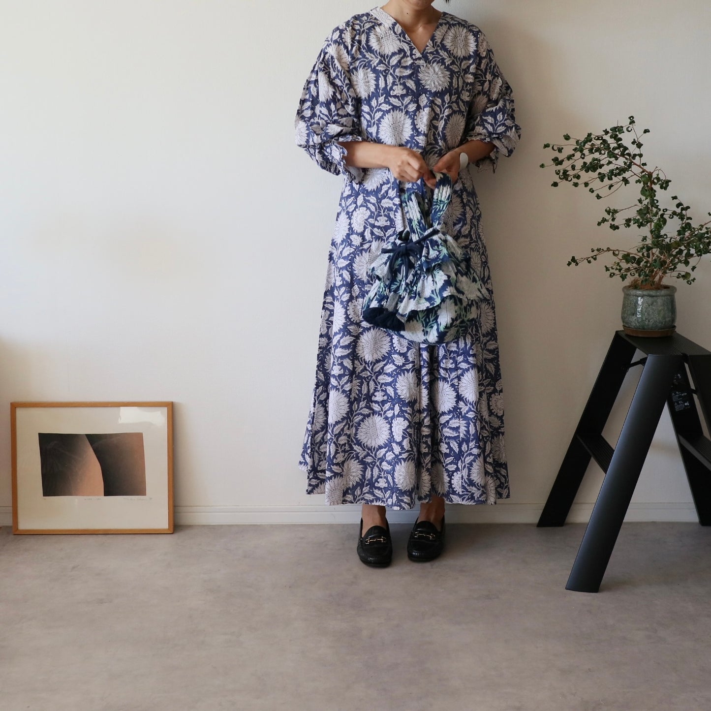 すっきりシルエットの裾揺れフレアワンピース 【blue × white flower】