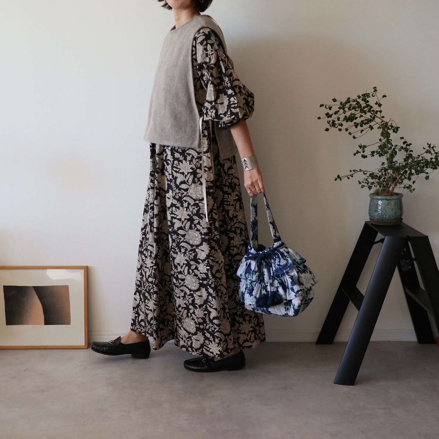 すっきりシルエットの裾揺れフレアワンピース 【black tassel】