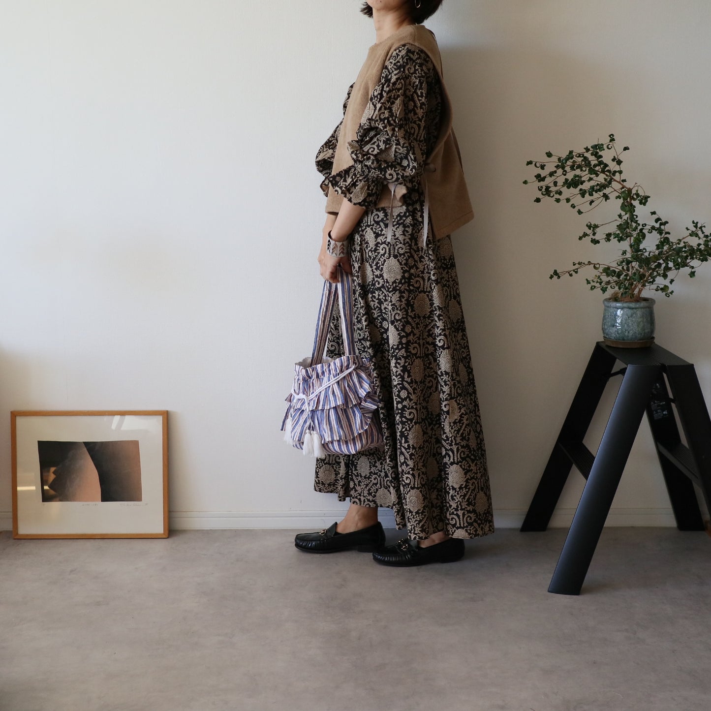 すっきりシルエットの裾揺れフレアワンピース 【black bell】