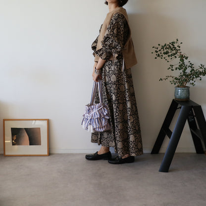 すっきりシルエットの裾揺れフレアワンピース 【black bell】