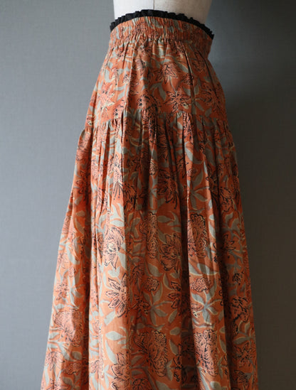 しなやかボリュームのティアードスカート -kusumi orange-