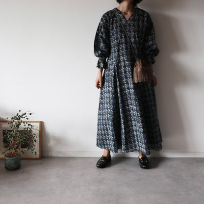 《即納》すっきりシルエットの裾揺れフレアワンピース【charcoal gray】