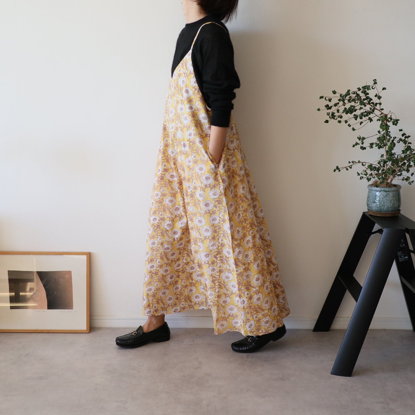 すっきりシルエットの裾ゆれフレアキャミワンピース【Yellow】