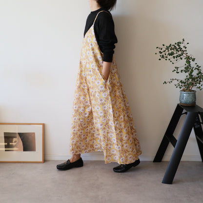 すっきりシルエットの裾ゆれフレアキャミワンピース【Yellow】