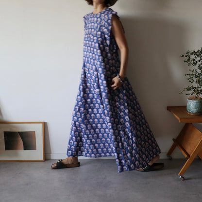 すっきりシルエットの裾ゆれフレアキャミワンピース【blue】ゴム無し