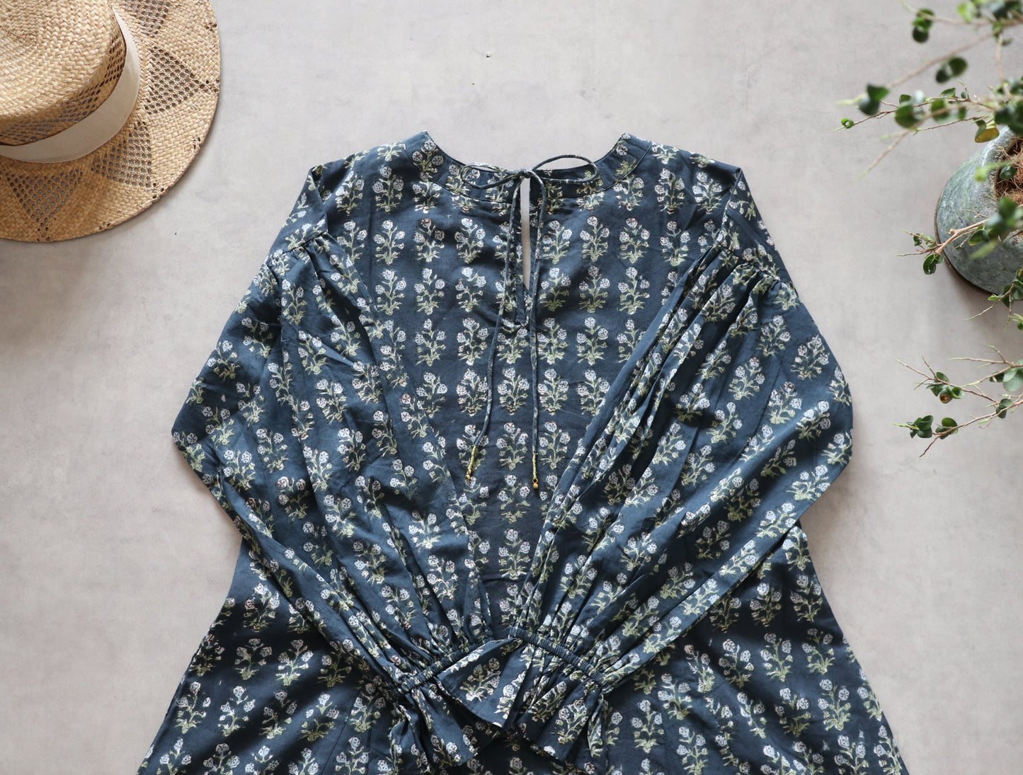《即納》すっきりシルエットの裾揺れフレアワンピース【charcoal gray】
