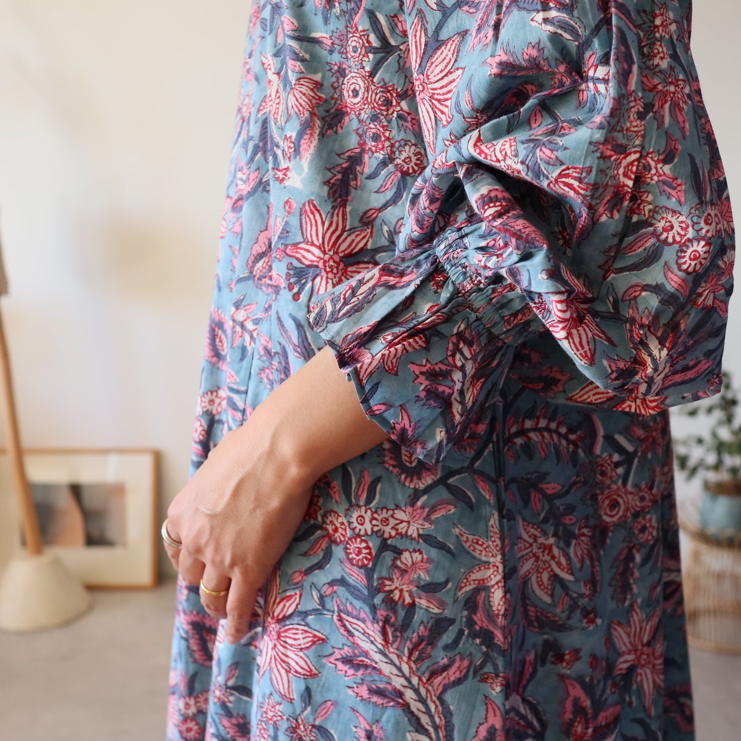 すっきりシルエットの裾揺れフレアワンピース【kusumi blue】