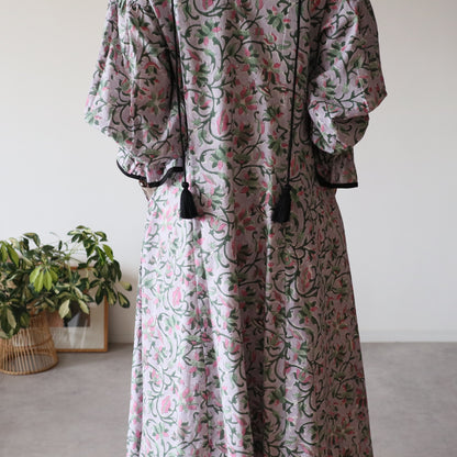 すっきりシルエットの裾揺れフレアワンピース【kusumi lavender】