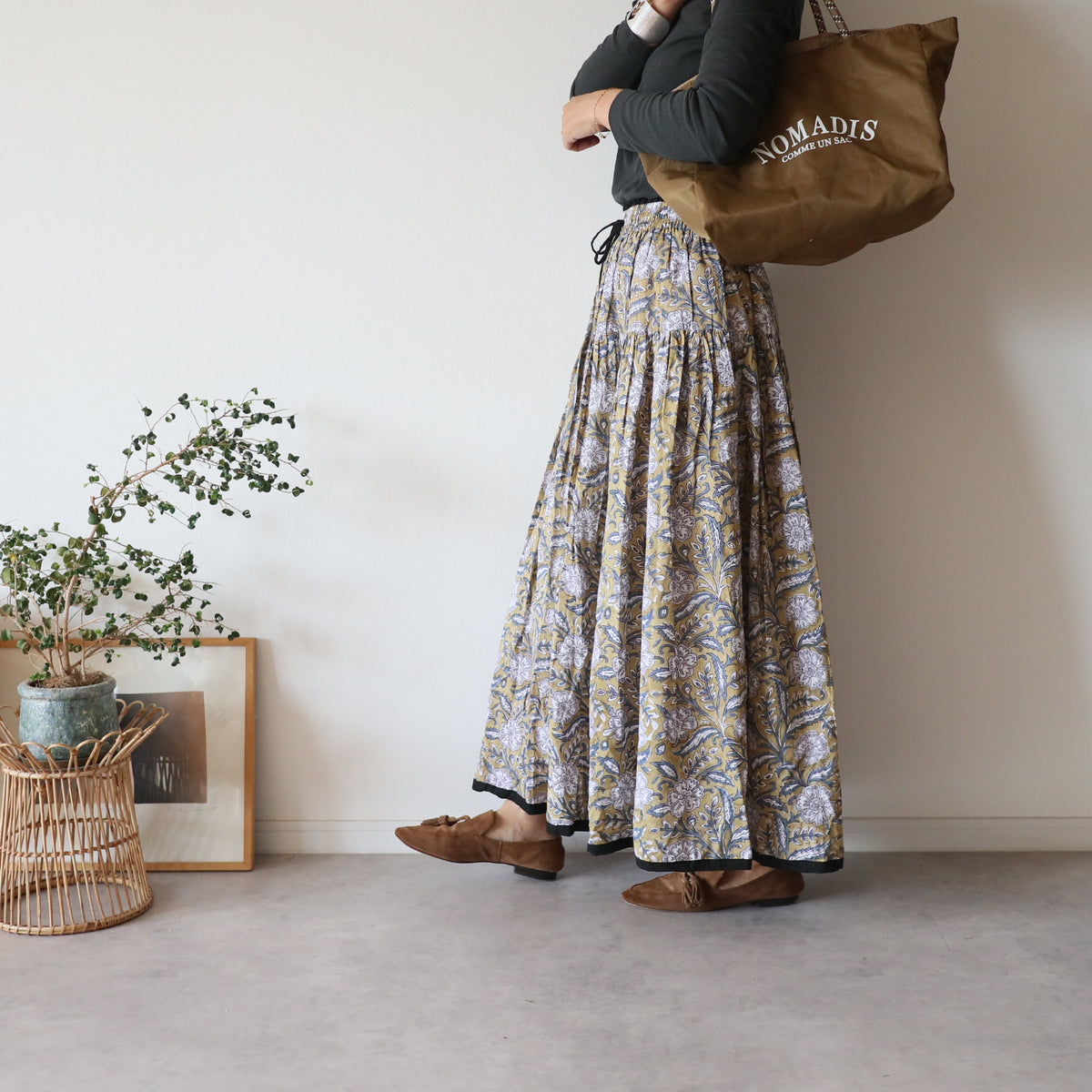 しなやかボリュームのティアードスカート -brown × navy-