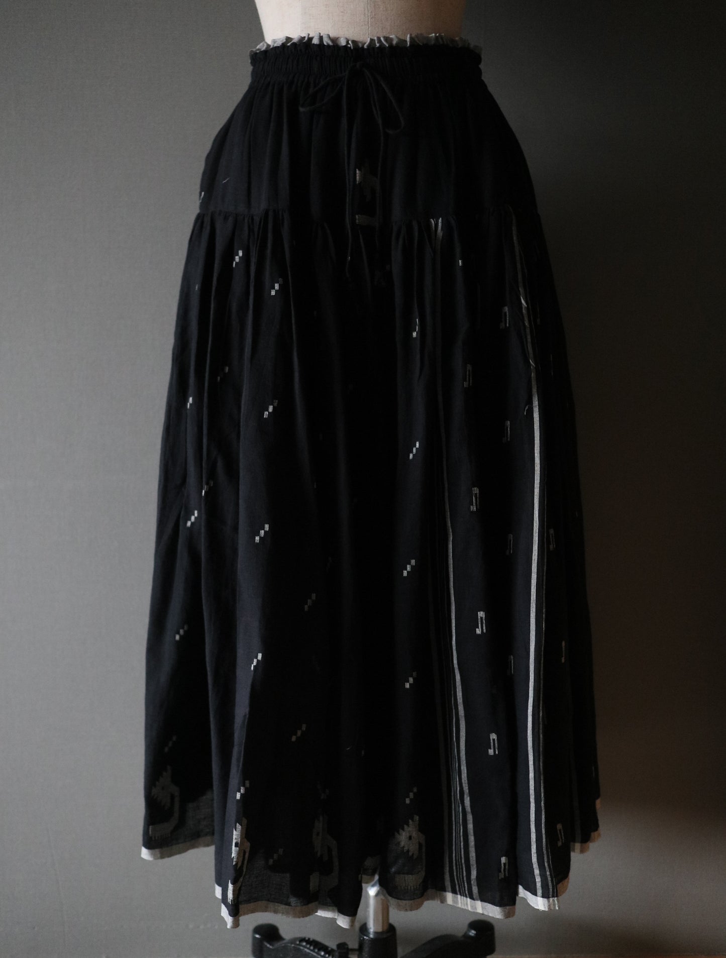 手織りジャムダニ綿の風纏うボリュームスカート【black】