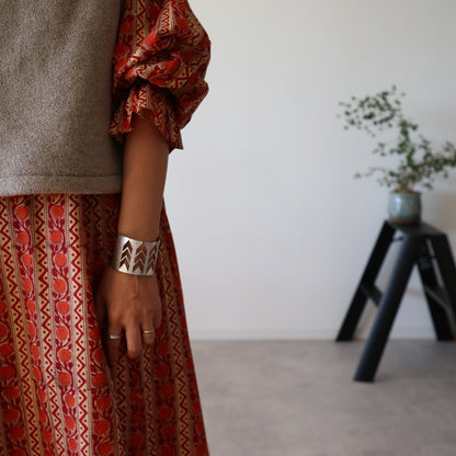 すっきりシルエットの裾揺れフレアワンピース 【red】