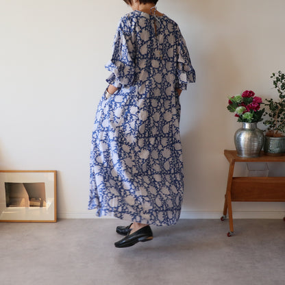 すっきりシルエットの裾揺れフレアワンピース【blue】