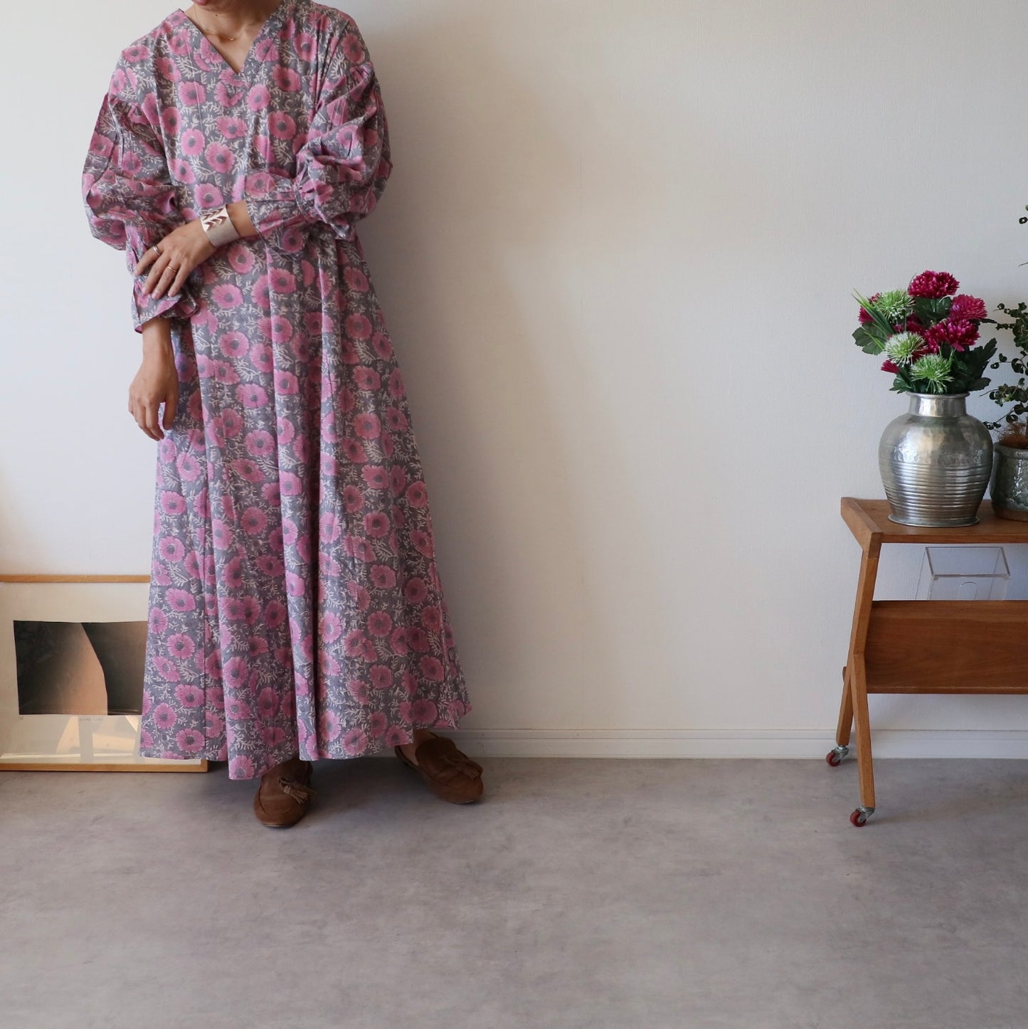 すっきりシルエットの裾揺れフレアワンピース【pink purple】