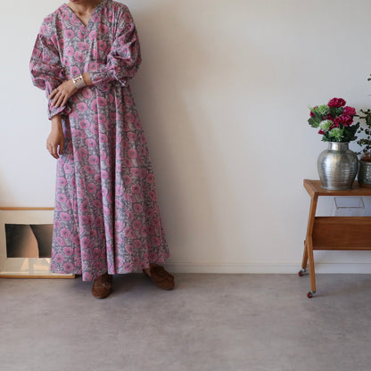 すっきりシルエットの裾揺れフレアワンピース【pink purple】