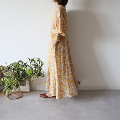 すっきりシルエットの裾揺れフレアワンピース【yellow】