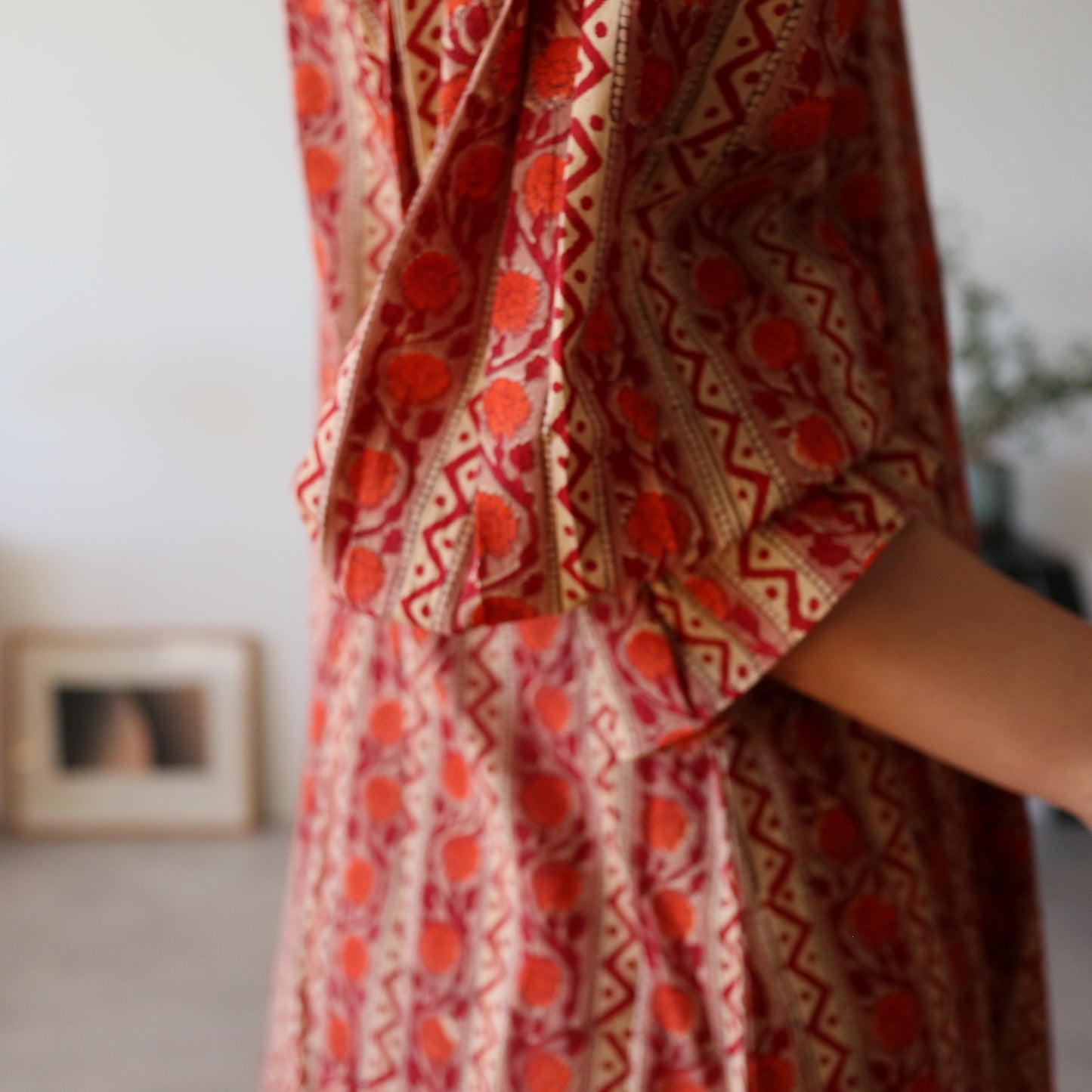 すっきりシルエットの裾揺れフレアワンピース 【red】