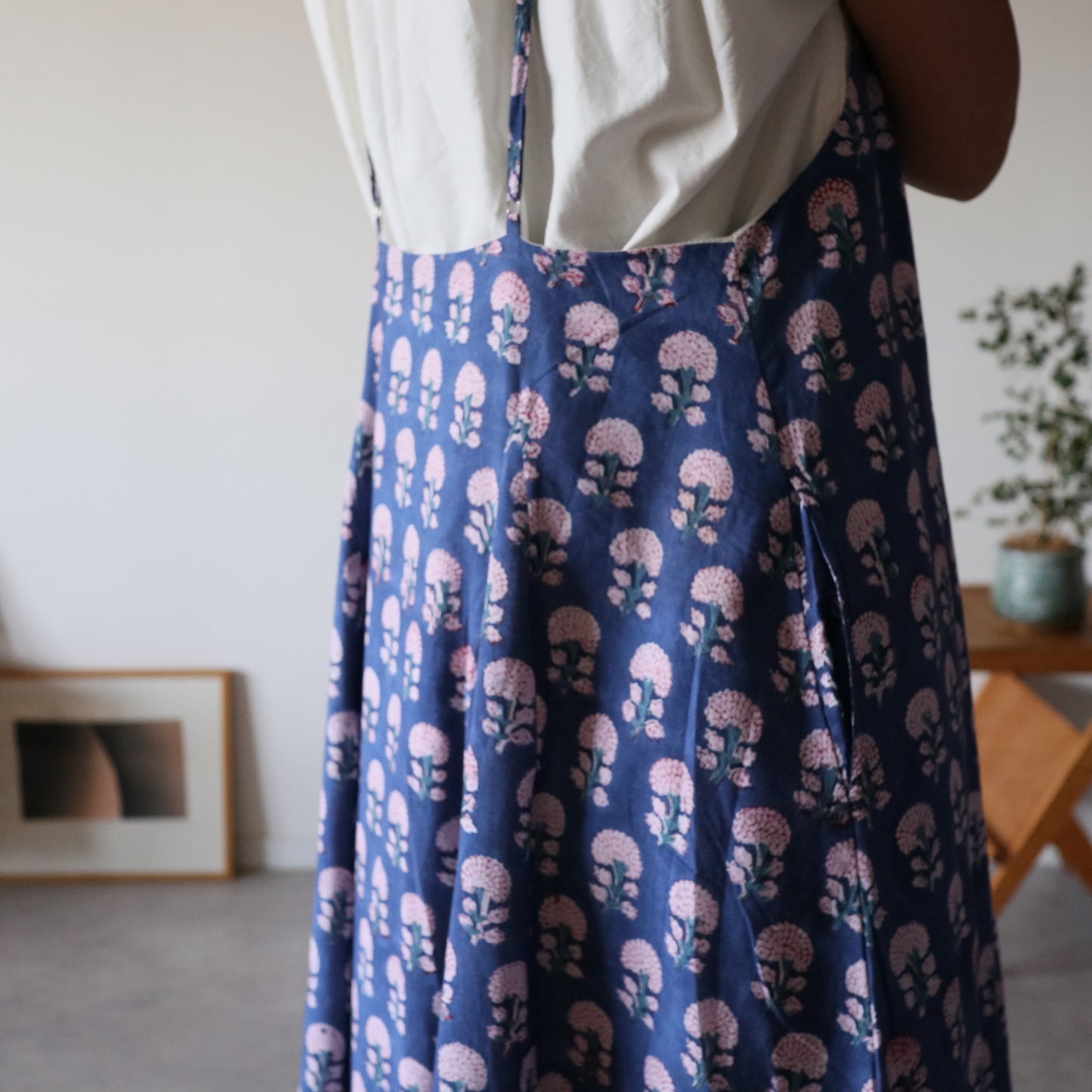 すっきりシルエットの裾ゆれフレアキャミワンピース【blue】ゴム無し