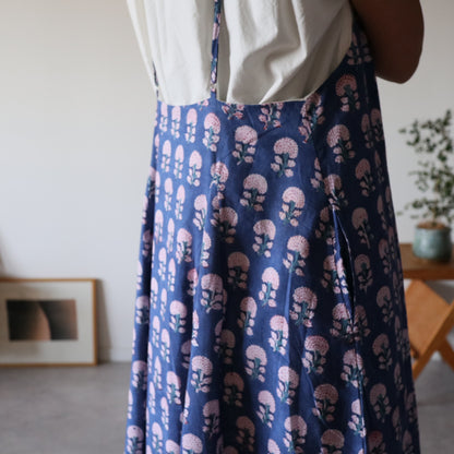 すっきりシルエットの裾ゆれフレアキャミワンピース【blue】ゴム無し