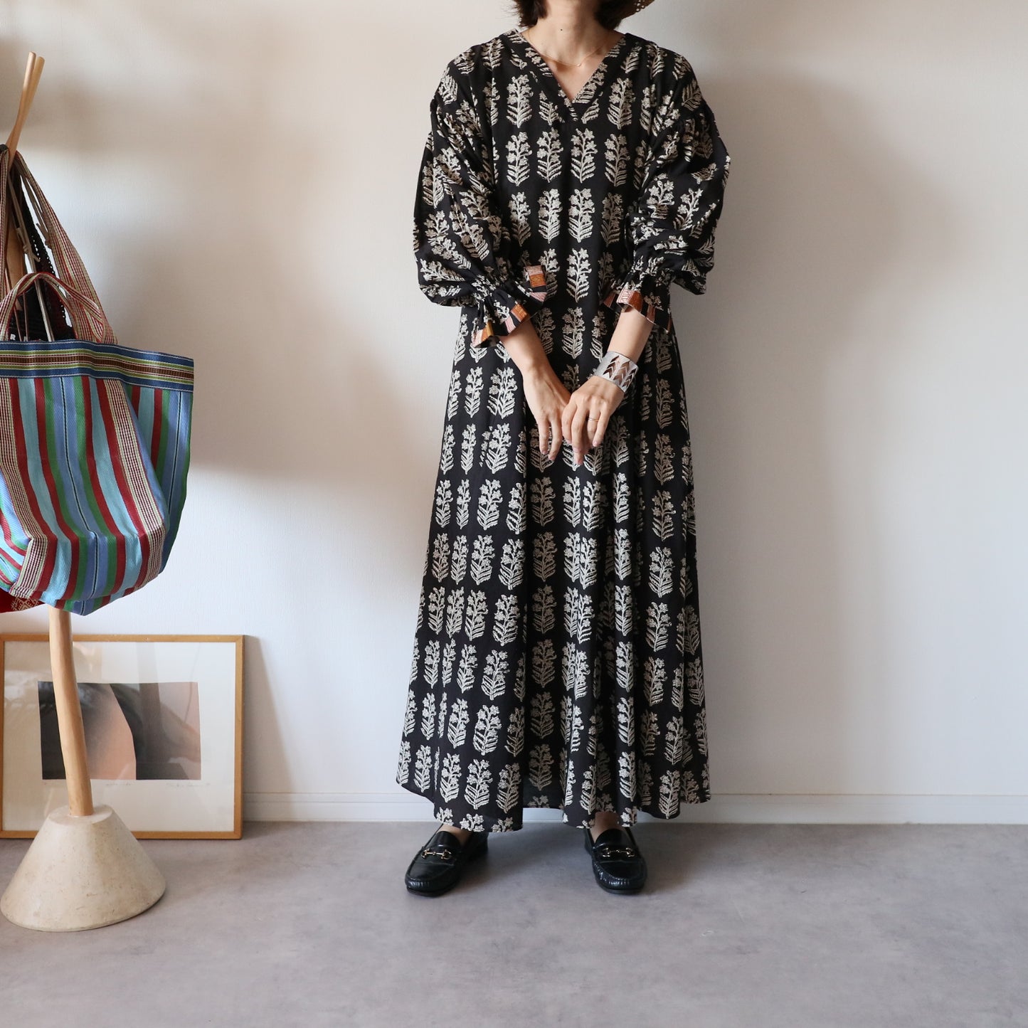 すっきりシルエットの裾揺れフレアワンピース【black】