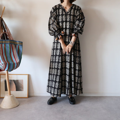 すっきりシルエットの裾揺れフレアワンピース【black】