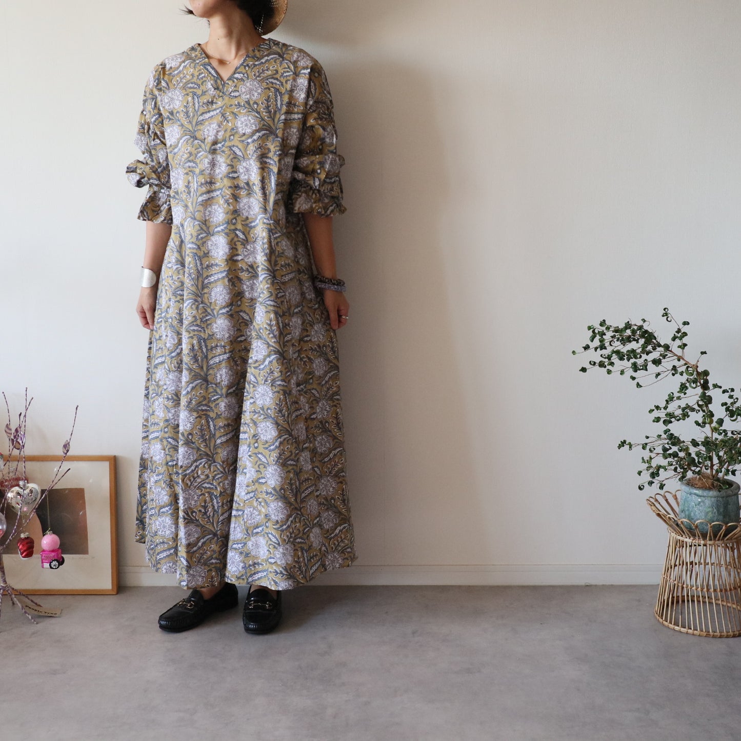 すっきりシルエットの裾揺れフレアワンピース 【brown × navy】