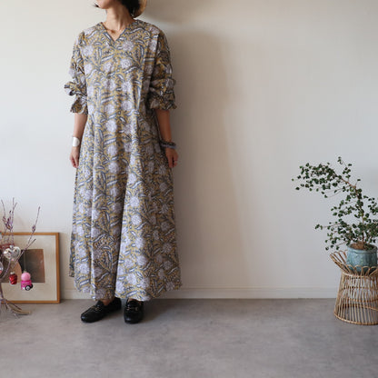 すっきりシルエットの裾揺れフレアワンピース 【brown × navy】