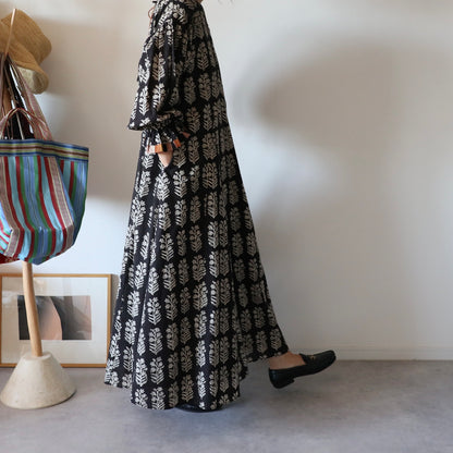 すっきりシルエットの裾揺れフレアワンピース【black】