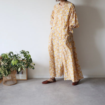 すっきりシルエットの裾揺れフレアワンピース【yellow】
