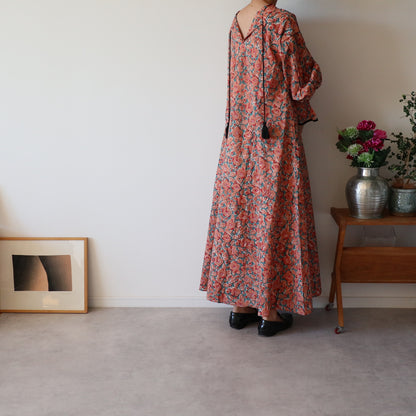 すっきりシルエットの裾揺れフレアワンピース【orange】