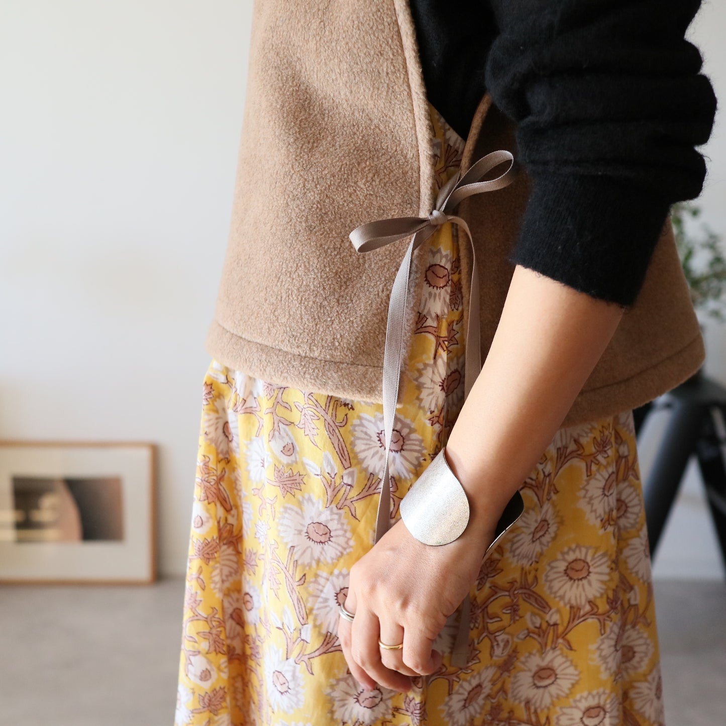 すっきりシルエットの裾ゆれフレアキャミワンピース【Yellow】