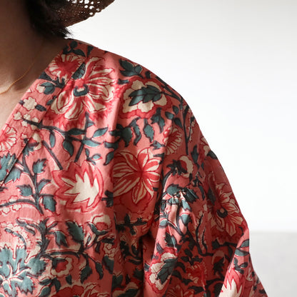 《new》すっきりシルエットの裾揺れフレアワンピース【pale red】