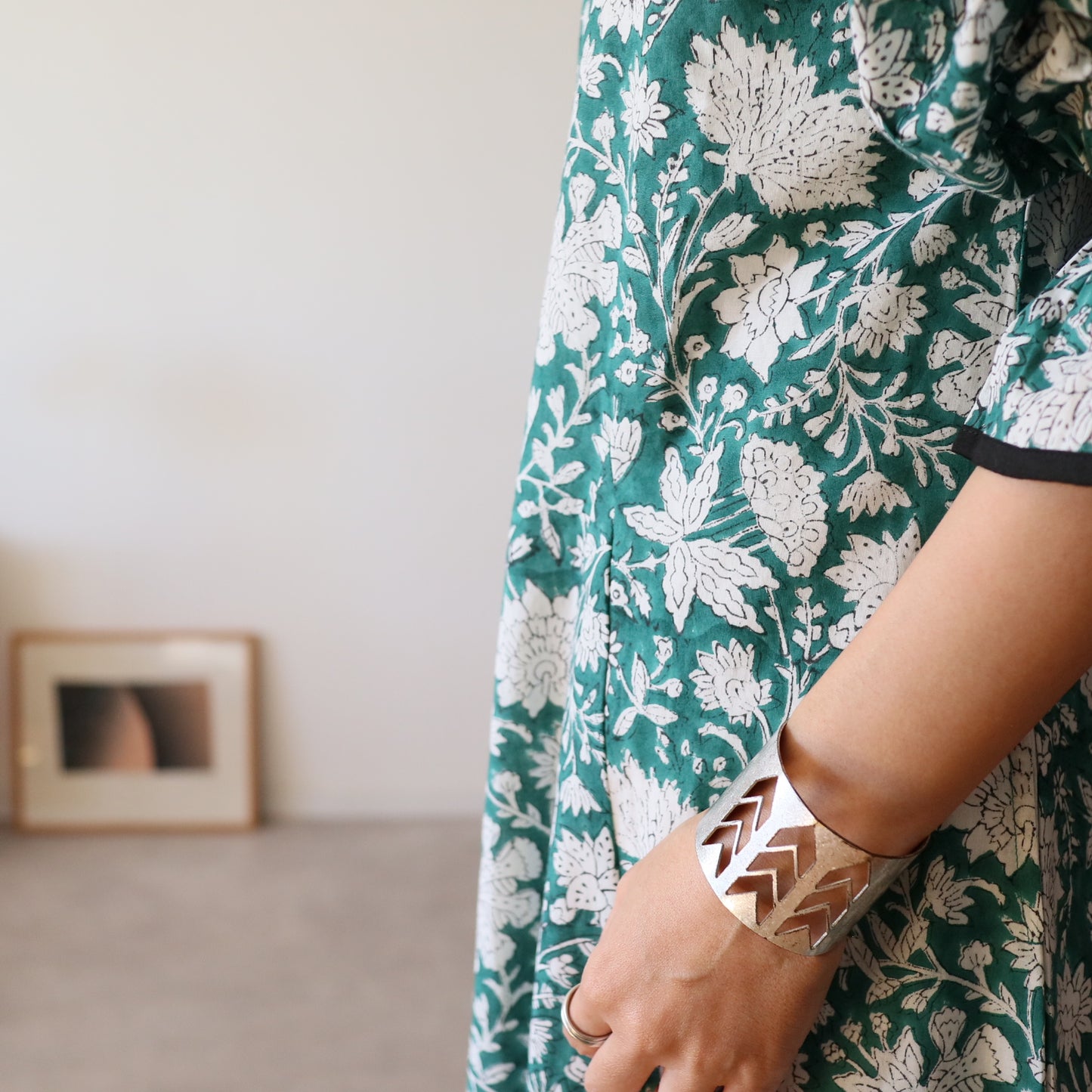 すっきりシルエットの裾揺れフレアワンピース 【green × white flower】